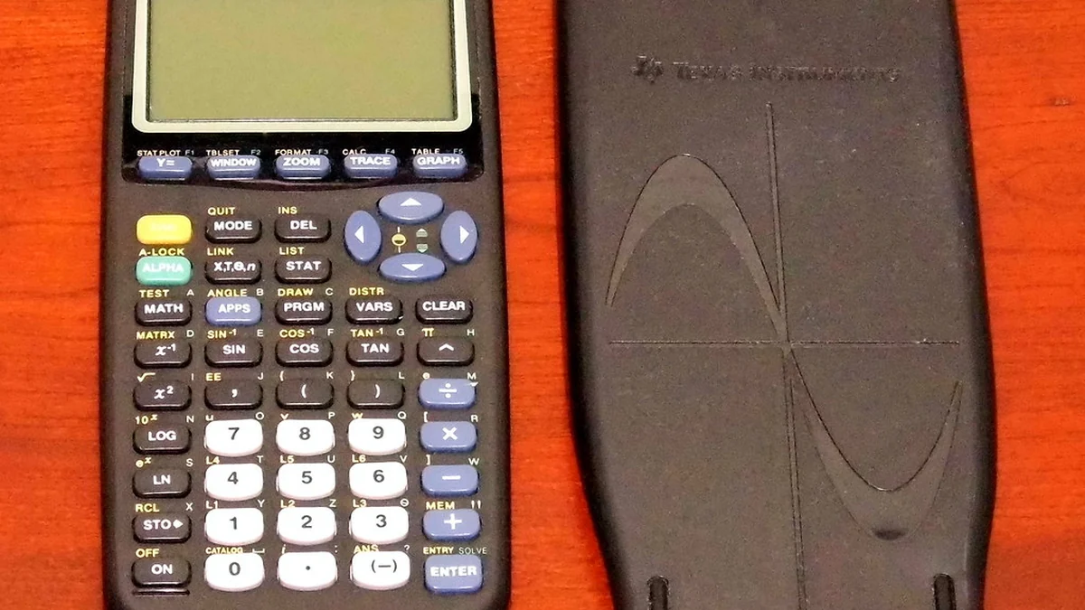 Калькулятор Texas Instruments с защитной крышкой